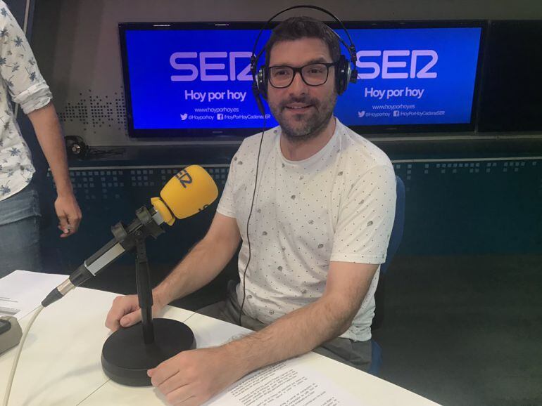 Nacho García en los estudios de la Cadena SER.