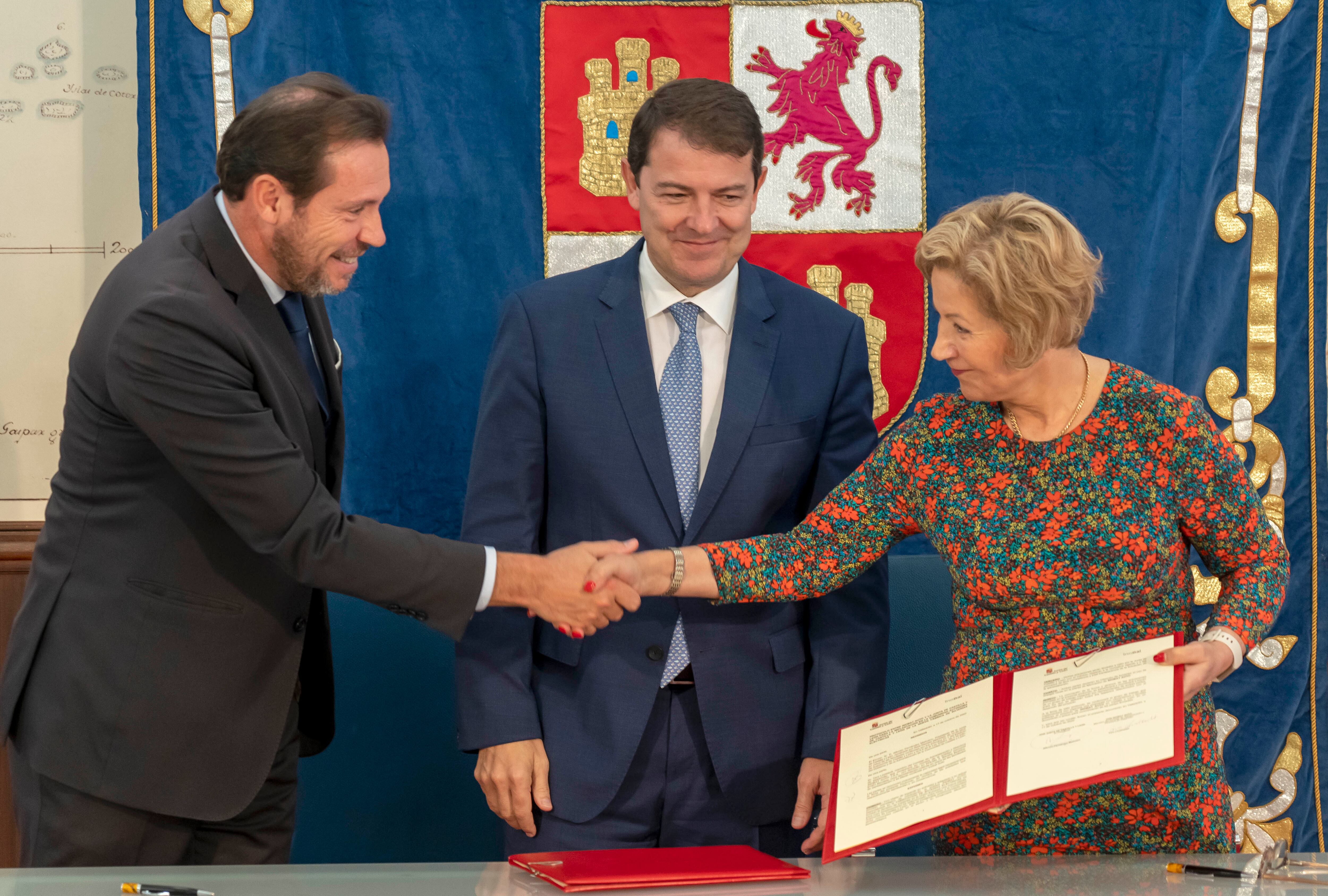 El presidente de la Junta, Alfonso Fernández Mañueco, el alcalde de Valladolid, Óscar Puente, y la empresa InoBat, fabricante de baterías, firman un protocolo y una declaración de intenciones