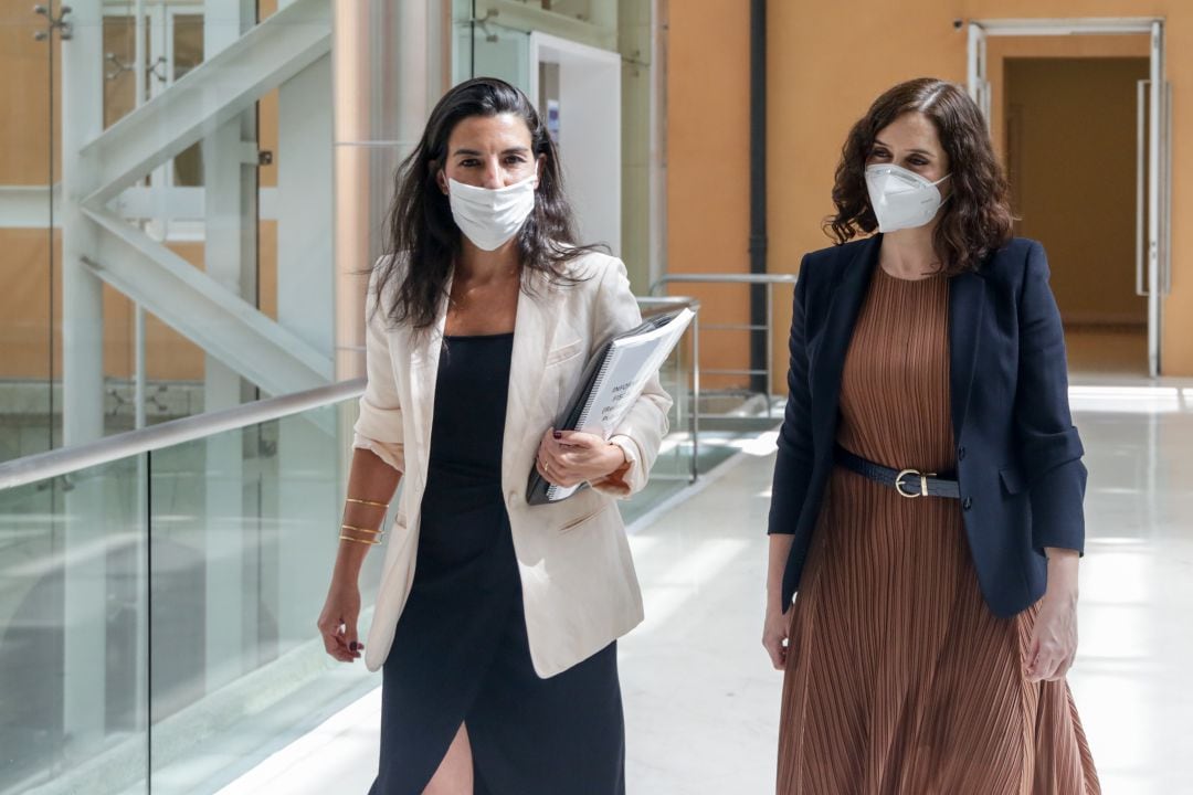 Isabel Díaz Ayuso (d) y Rocío Monasterio, durante una reunión celebrada el verano pasado.