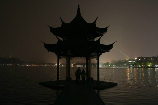 Turistas chinos durante &#039;La Hora del Planeta&#039; en el Lago del Oeste de la ciudad de Hangzhou