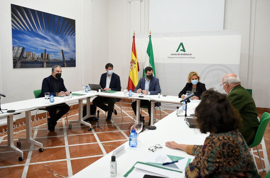 El presidente de la Junta de Andalucía, Juanma Moreno, preside la reunión del Comité de Expertos contra el coronavirus a 03 de enero de 2021 en Málaga