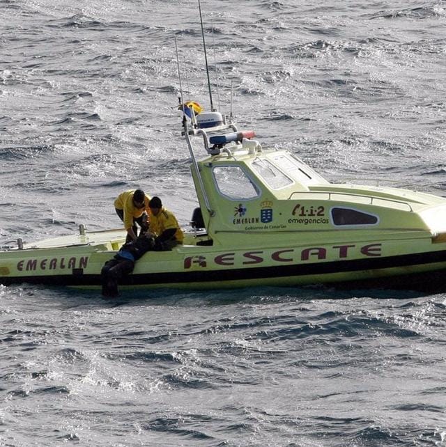 Efectivos de EMERLAN rescatando uno de los cuerpos de los 25 fallecidos en el hundimiento de una patera en &#039;Los Cocoteros&#039;, Lanzarote, en 2009.