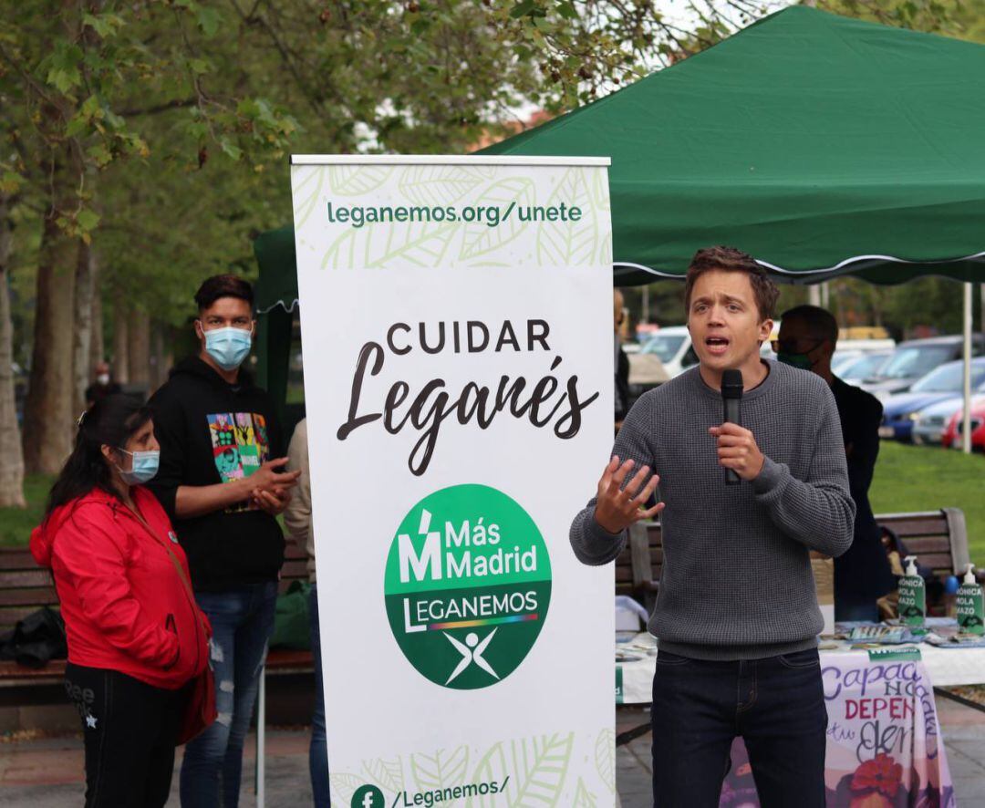 Iñigo Errejón se dirige a los asistentes al mitín organizado junto a la estación de Metrosur de Julián Besteiro, en el barrio leganense de Zarzaquemada.