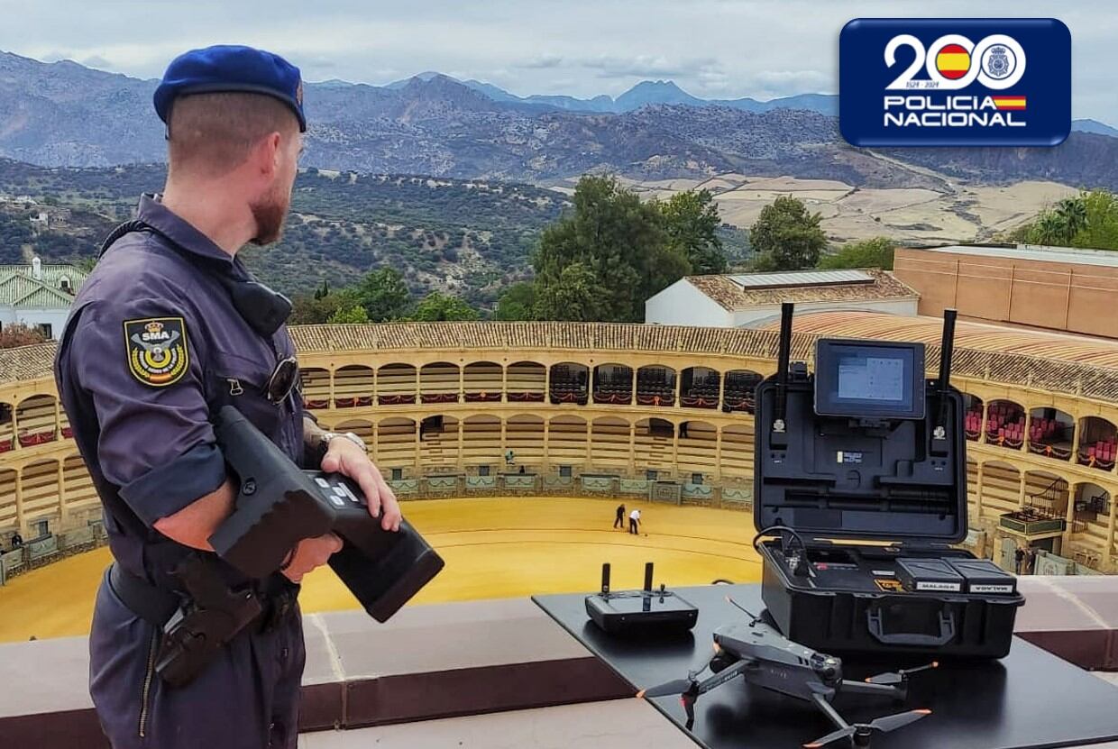 Un agente de la Policía Nacional durante el dispositivo en Ronda