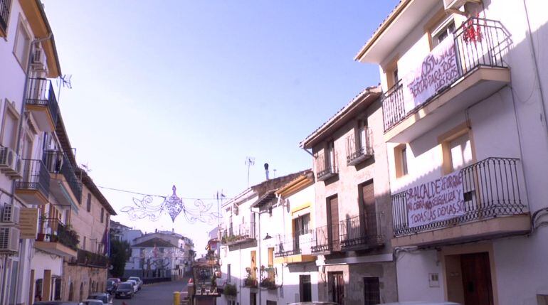 Las pancartas penden en la fachada del vecino que vive justo en frente del Ayuntameinto de La Iruela