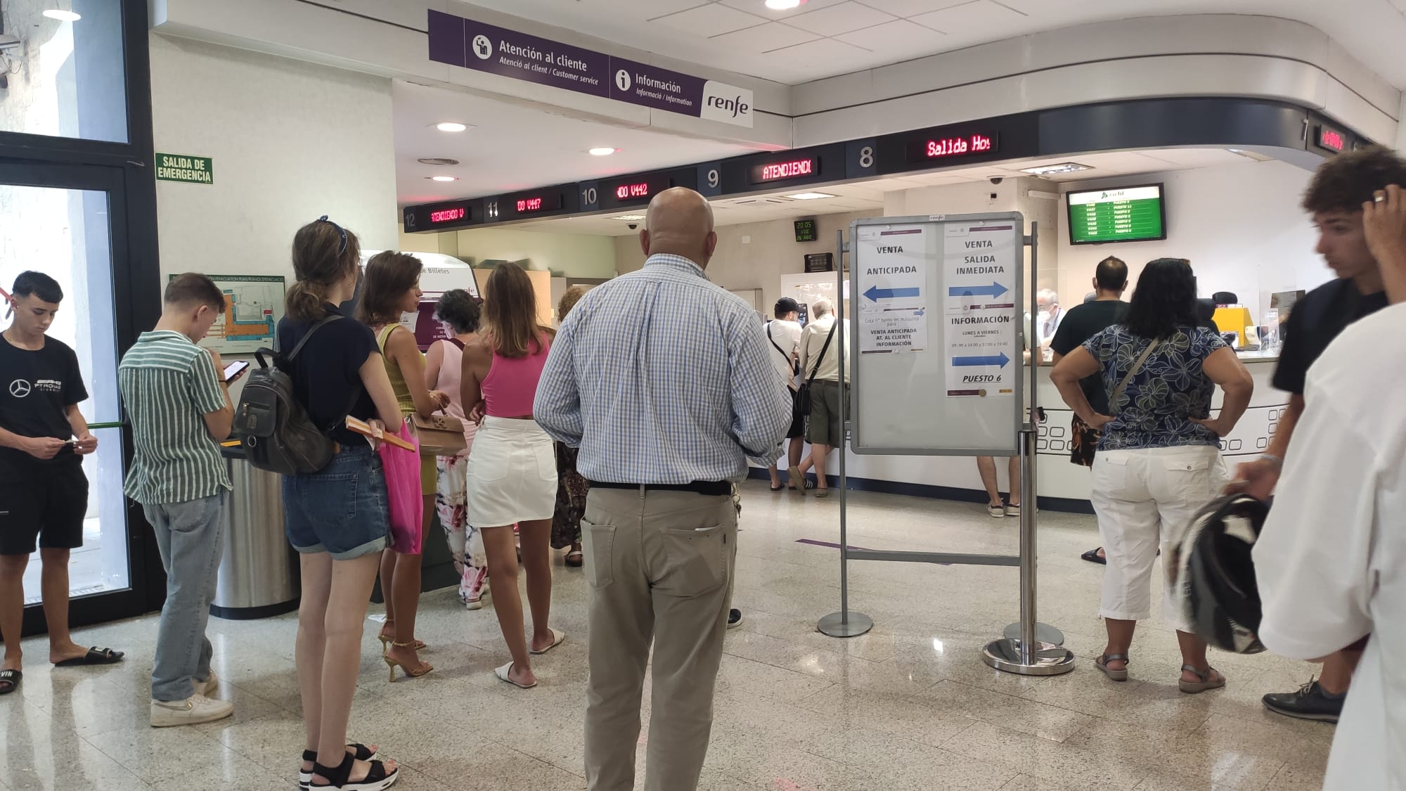 Usuarios de RENFE haciendo cola en la estación de Alicante. Foto: Miguel Herrero