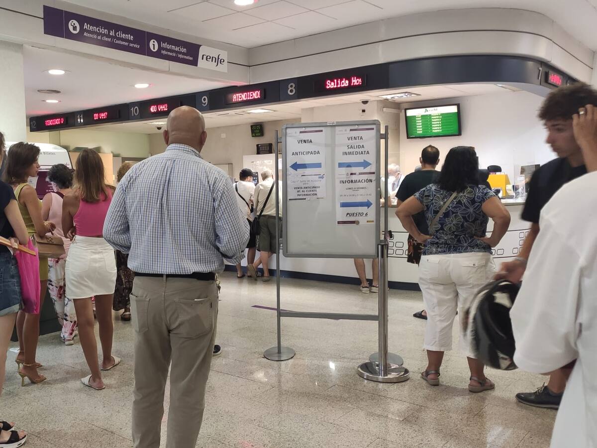 Usurarios de Renfe denuncian largas colas para adquirir los abonos gratuitos de cercanías