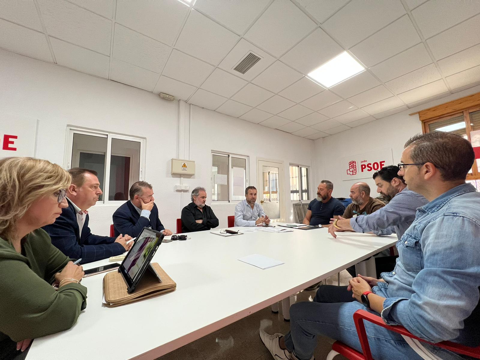 Concejales del PSOE reunidos con los trabajadores de ALSA, en Jaén.