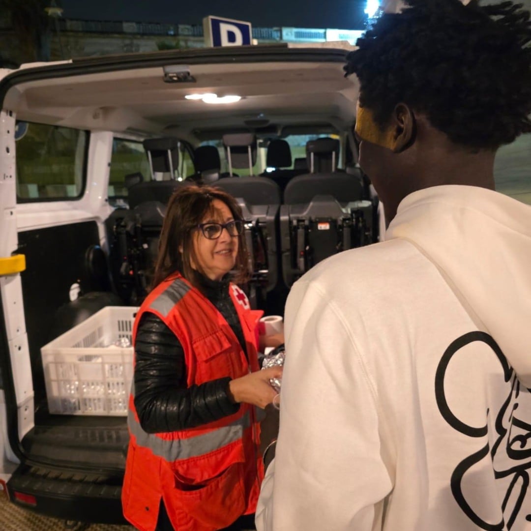 Voluntarios de Cruz Roja durante uno de los repartos de comida y mantas en Jerez