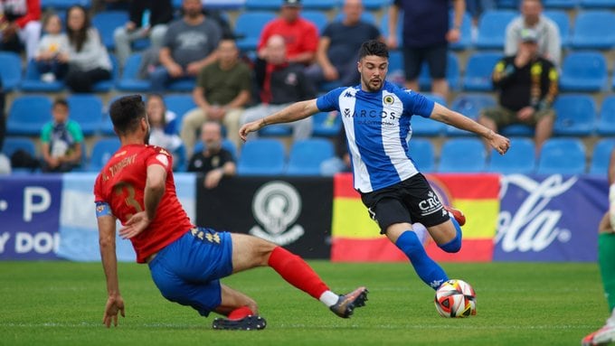 Alvarito, jugador del Hércules, frente al Atlético Saguntino