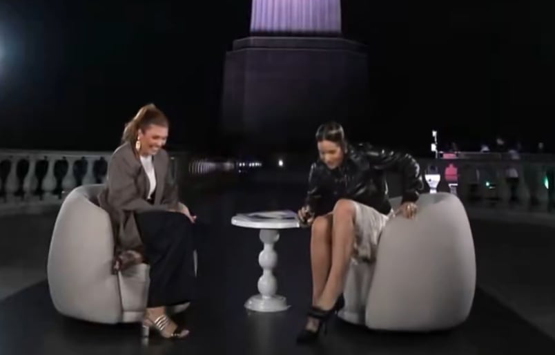 Rosalía sale corriendo en medio de una entrevista por la presencia de una cucaracha.