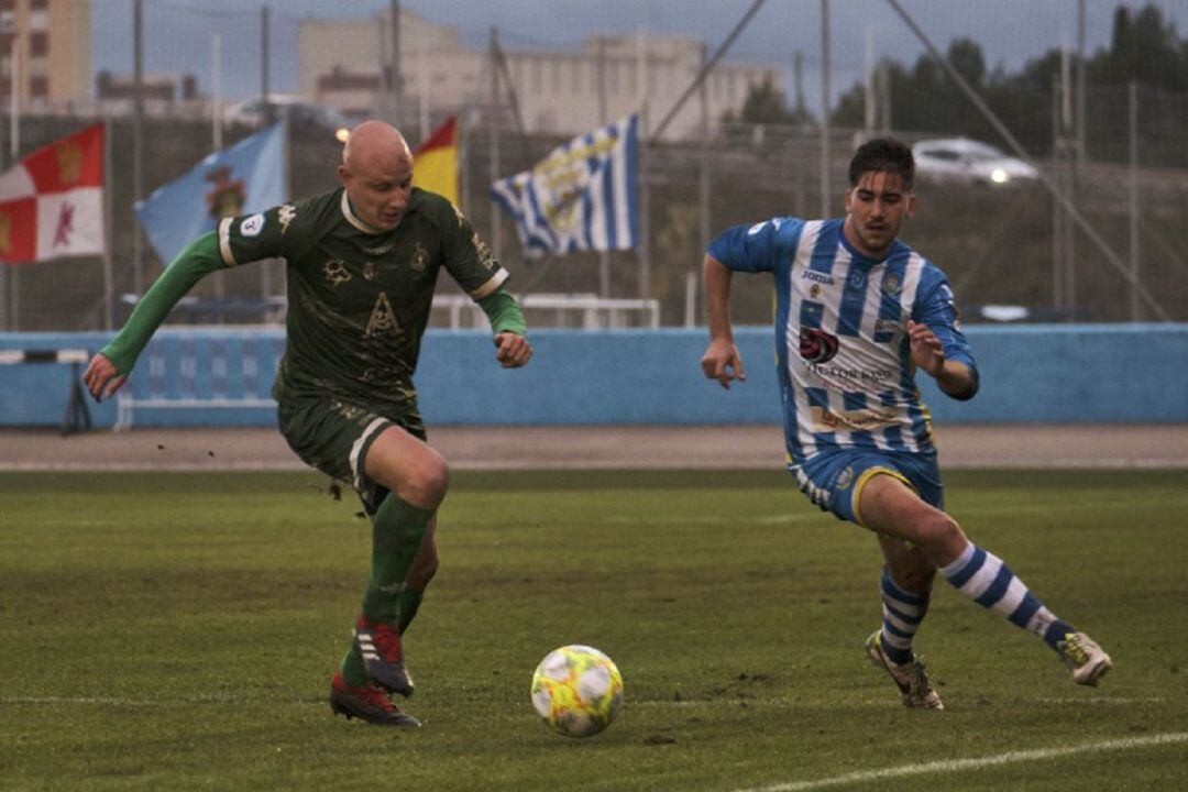 El delantero talaverano de la Arandina, Fran Adeva (d), durante un encuentro con los ribereños en El Montecillo