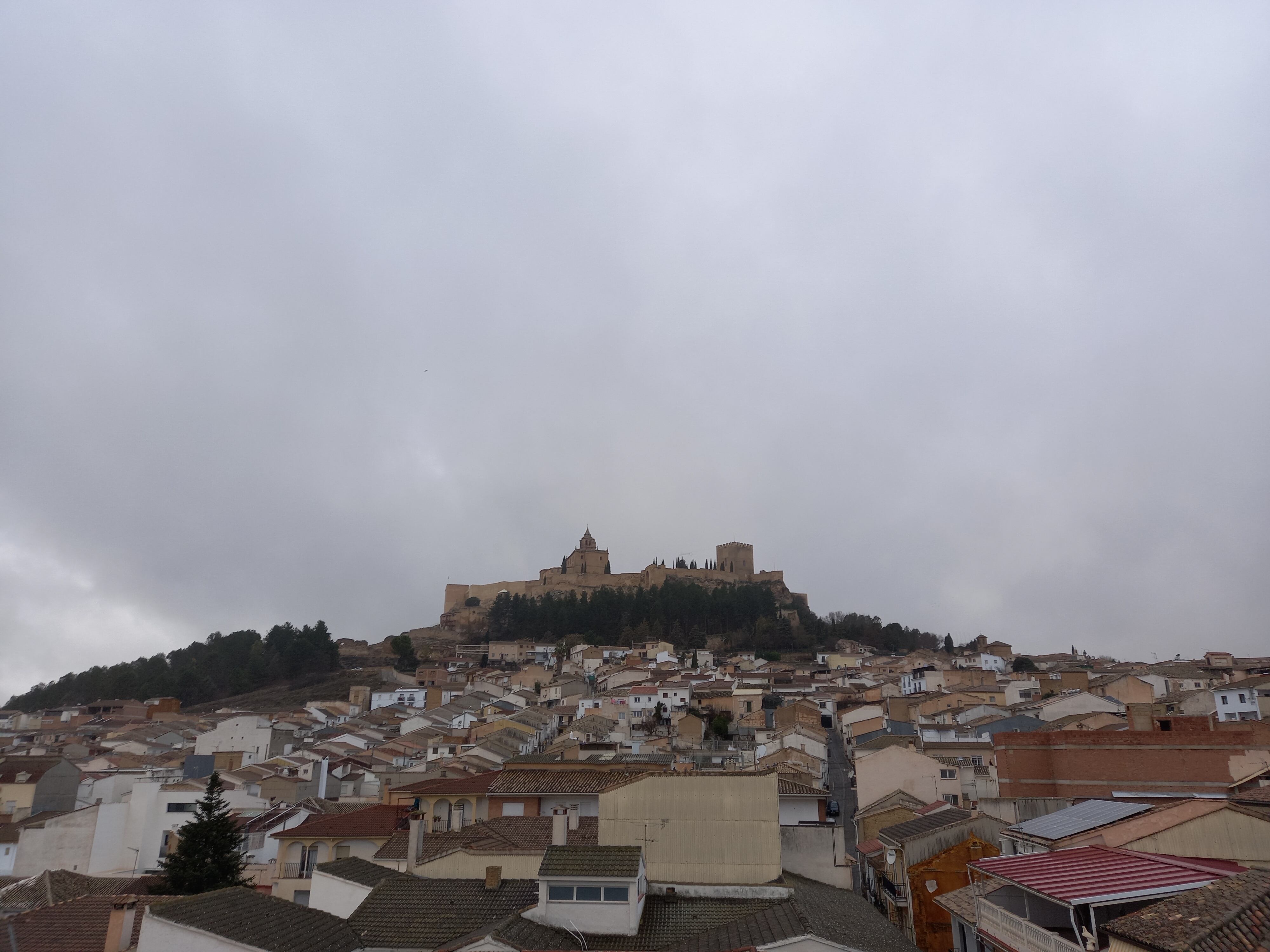 Lluvia fina cayendo este domingo sobre la Fortaleza de La Mota, en Alcalá la Real, Jaén.