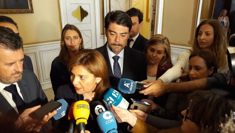 Isabel Bonig atiende a los medios este viernes ante Barcala