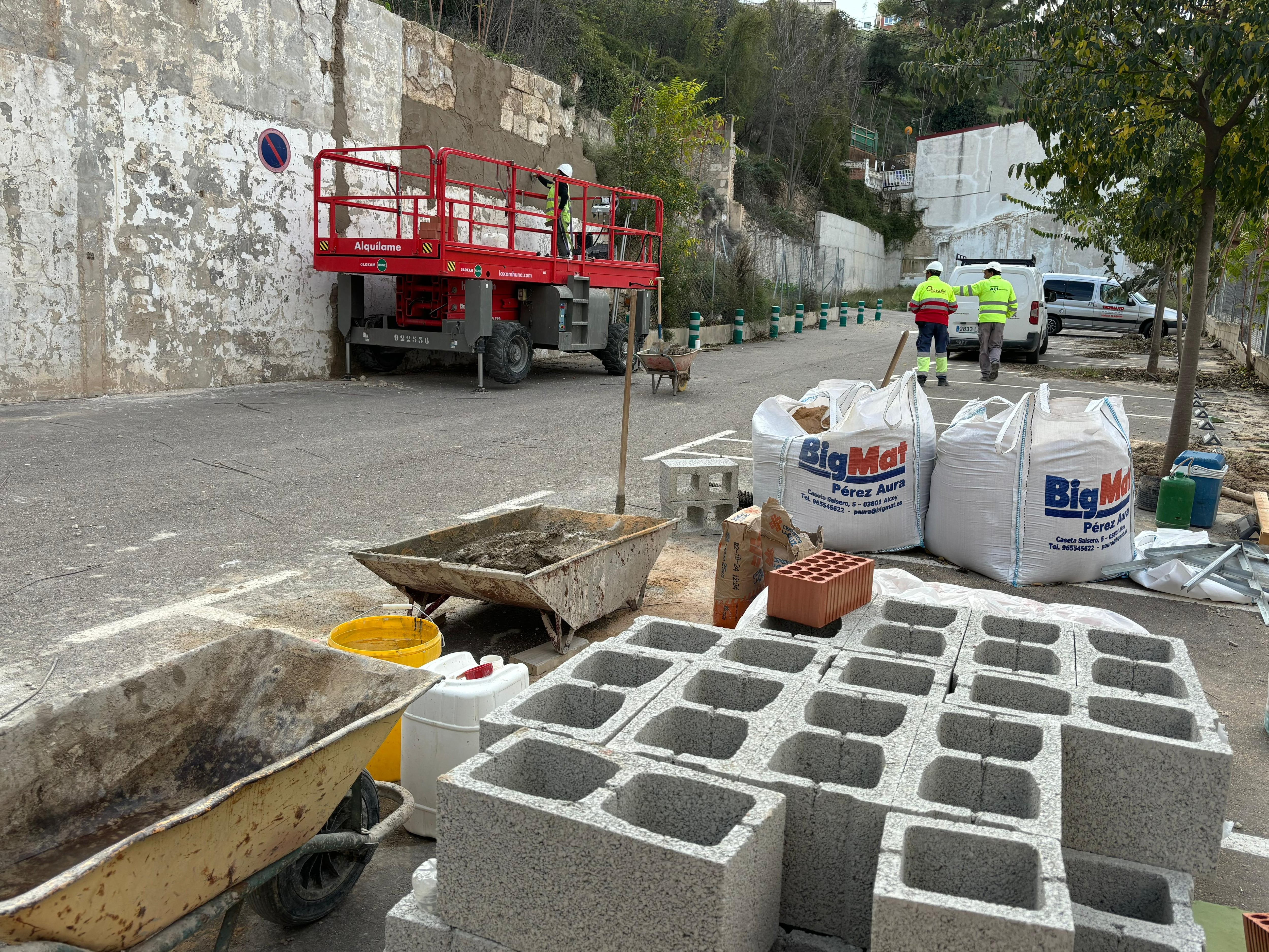 Los operarios han comenzado esta semana los trabajos para adecuar el aparcamiento de la calle Alicante.