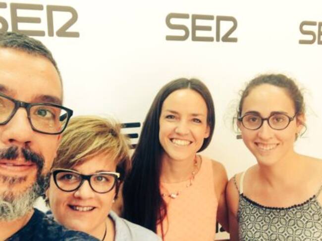 Paco Sánchez y Anna Gil Witkke, acompañada de alumnas del Master de Relaciones de Pareja y Sexualidad.