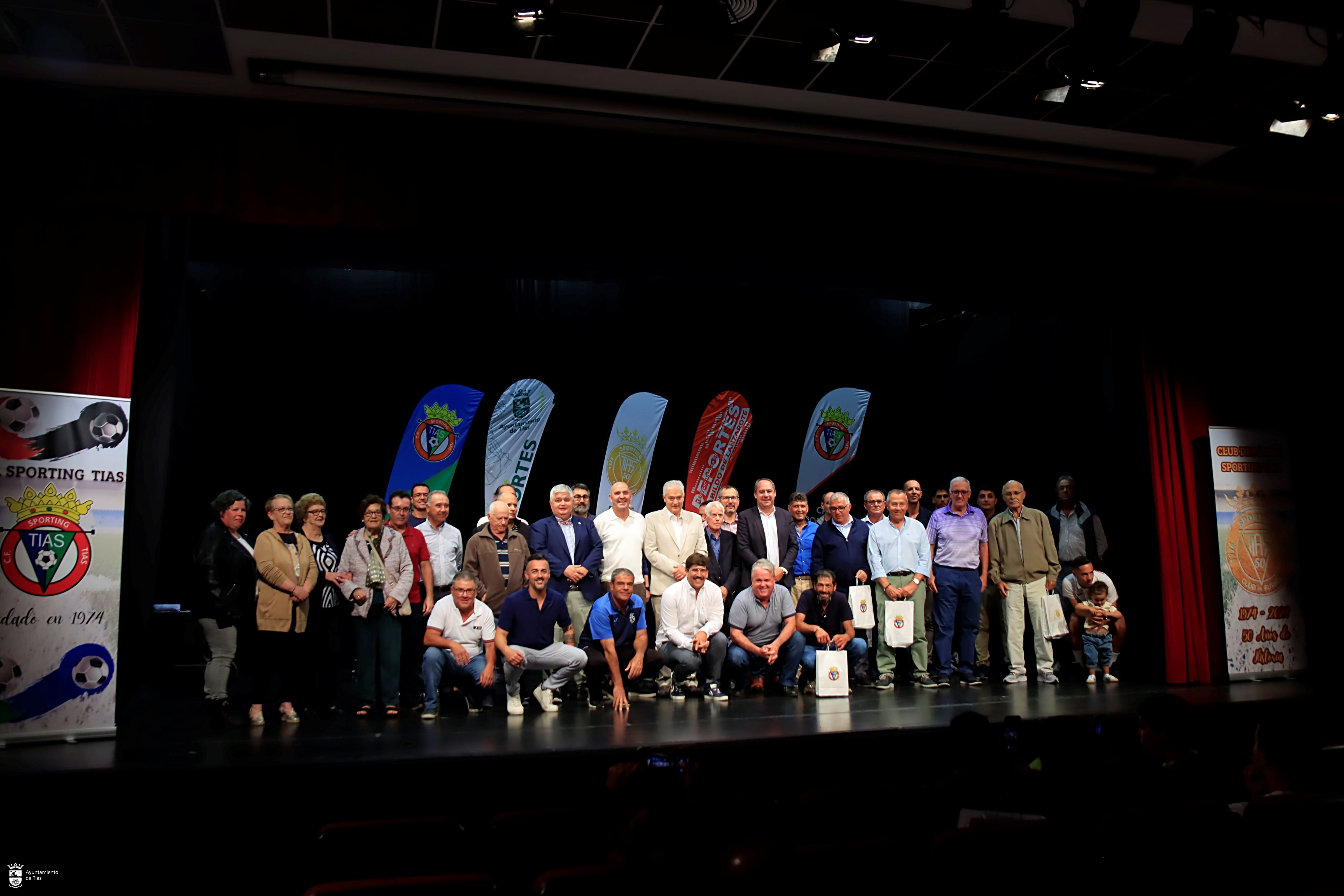 Foto de familia del Sporting Tías con autoridades.