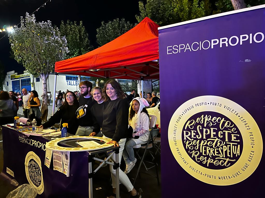 Equipo del Espacio Propio de Cruz Roja donde se instala el Punto Violeta.