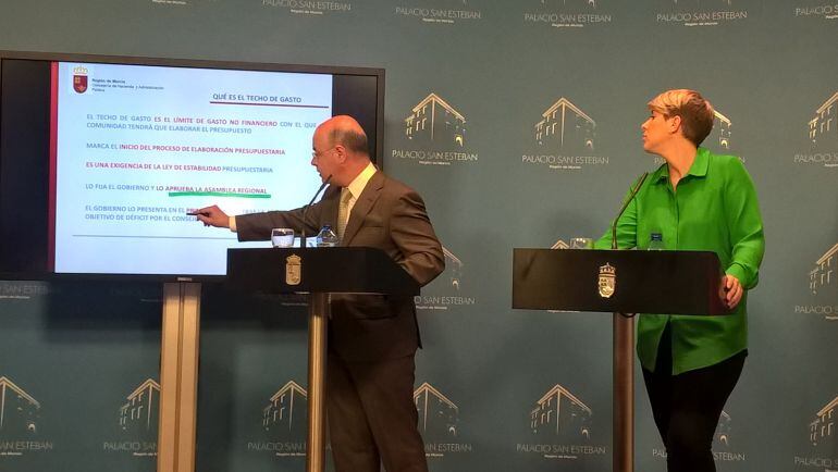 El consejero de Hacienda, Andrés Carrillo, explica el techo de gasto para 2017 bajo la mirada de la portavoz del gobierno regional, Noelia Arroyo