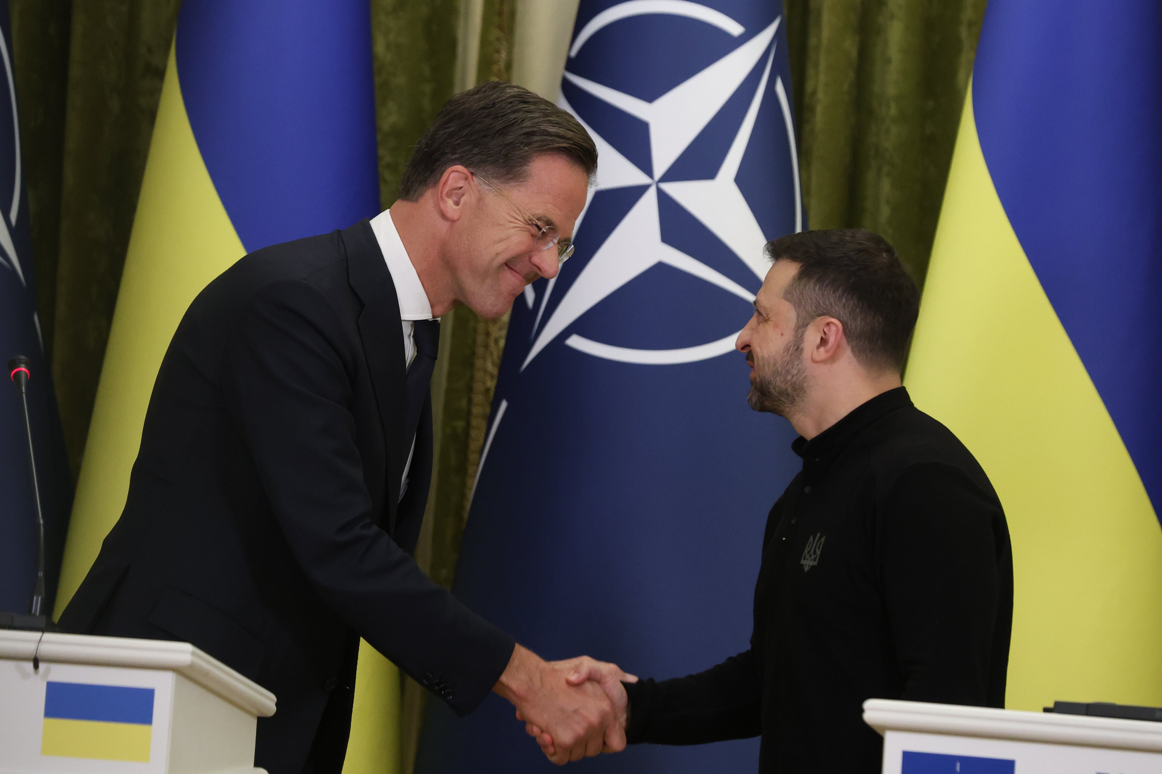 El Secretario General de la OTAN, Mark Rutte, y el presidente ucraniano, Volodímir Zelenski, durante un encuentro reciente en Kiev