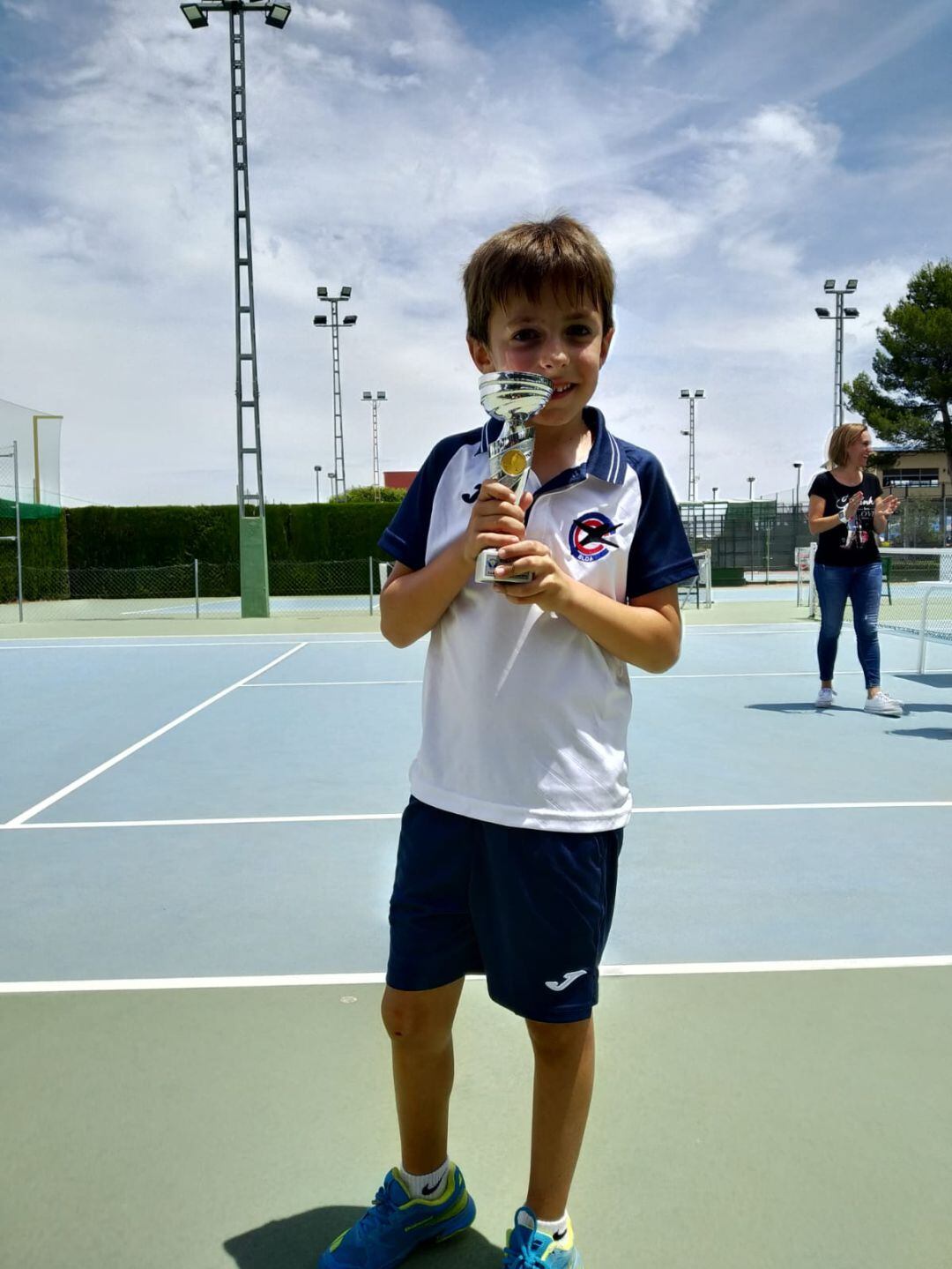 Manu Selva con el trofeo de campeón