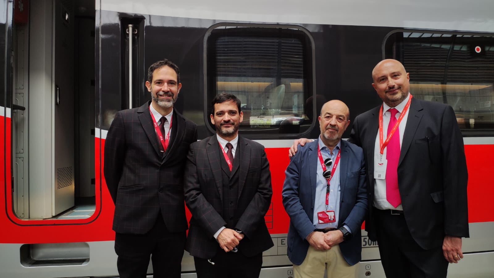 Aser Ruiz (primero por la izquierda), maquinista que ha conducido el primer tren de Iryo desde Madrid a Andalucía en el viaje inaugural de la compañía