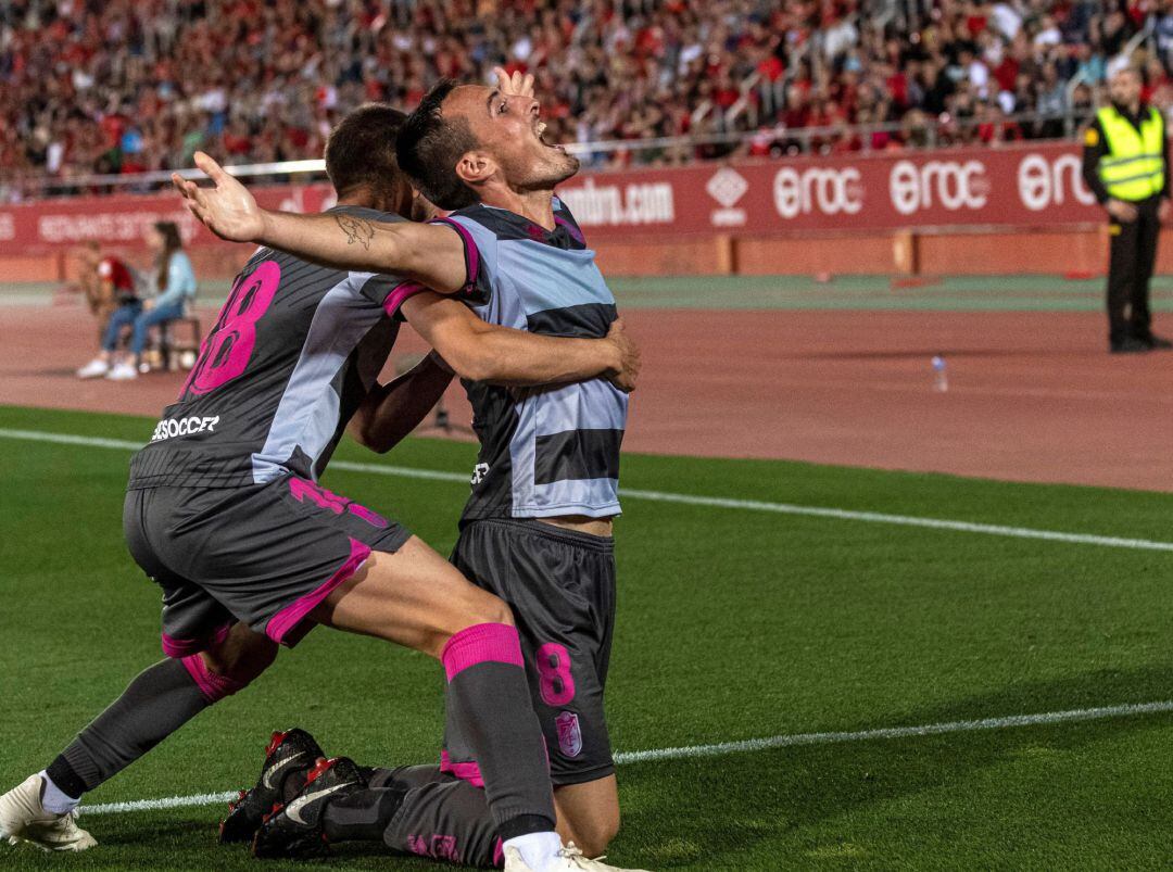 Fede San Emeterio celebra el gol que da el ascenso al Granada