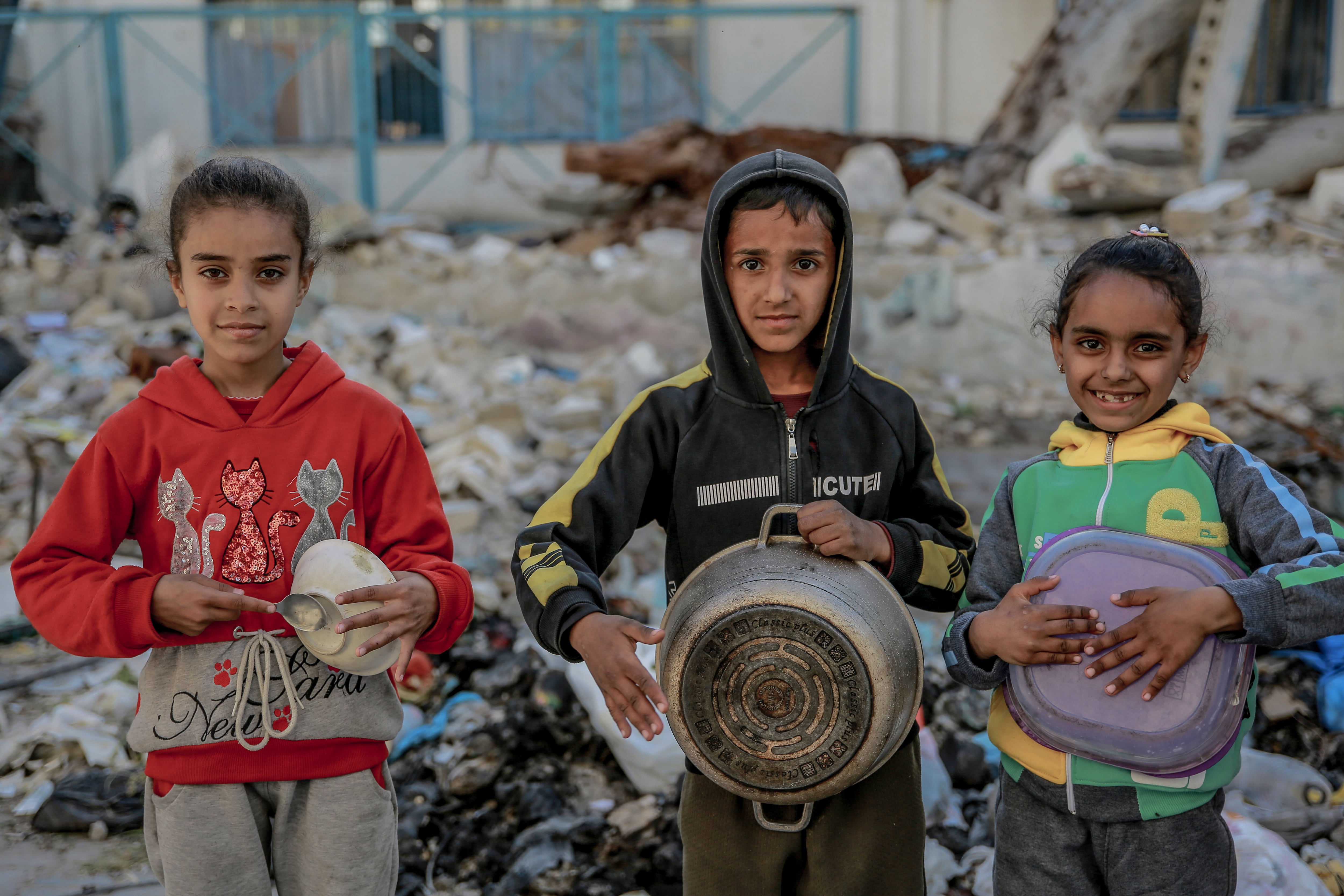 Niños palestinos en la franja de Gaza piden recibir comida