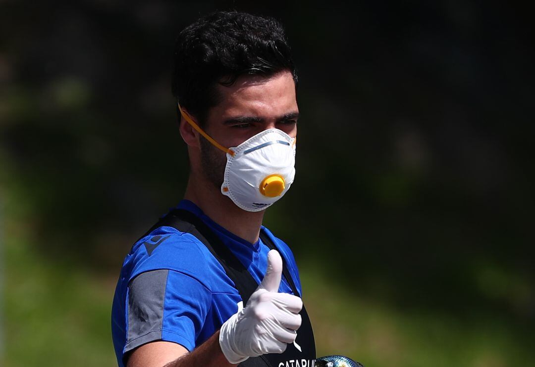 Mikel Merino en Zubieta con mascarilla