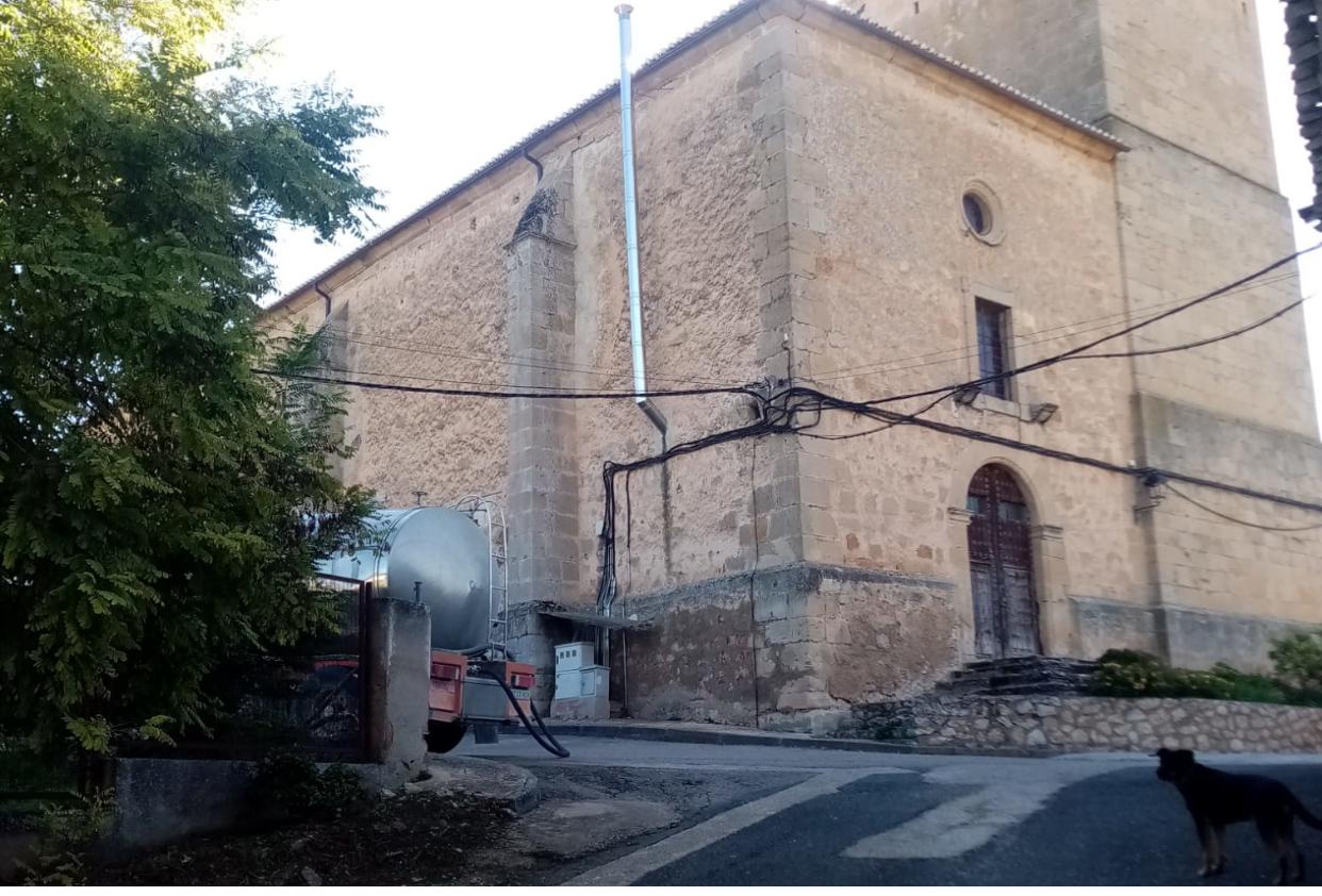 Cisterna cargando junto a la iglesia de Gárgoles de Abajo