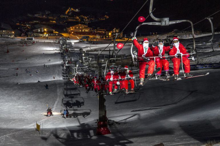 Ayudantes de Papa Noel invaden las pistas de Sierra Nevada(Granada)