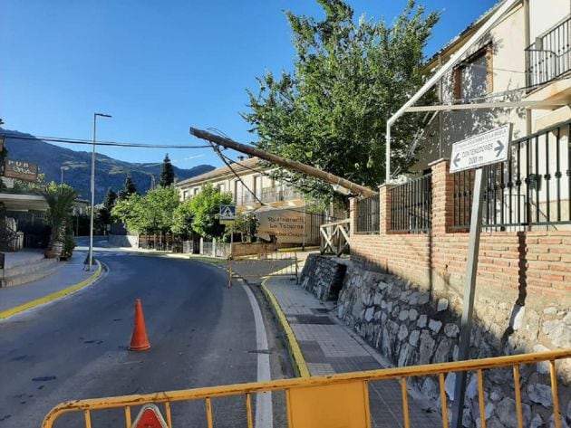 El poste colapsó posiblemente por el golpe de un camión