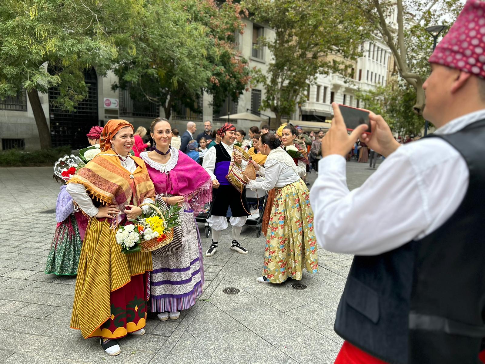 Oferentes haciéndose una foto en la plaza Santa Engracia