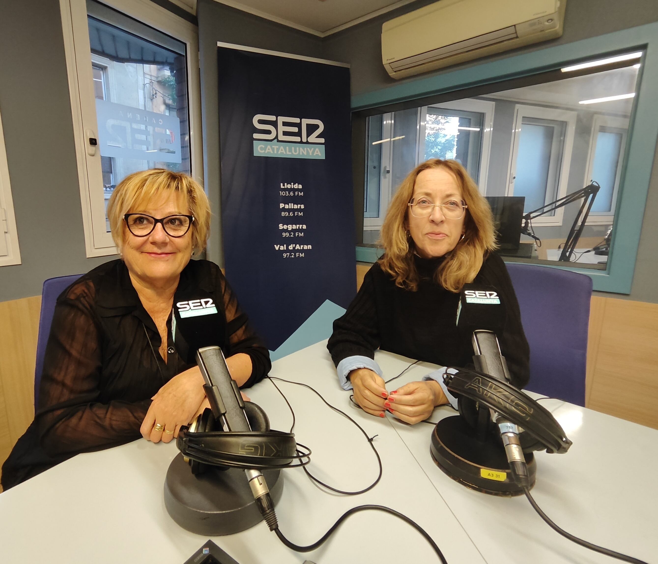 A l'esquerra, l'alcaldessa d'Almenar, Teresa Malla i a la dreta, l'alcaldessa de Sidamon, Dolors Tella. Durant la tertúlia a Ràdio Lleida.