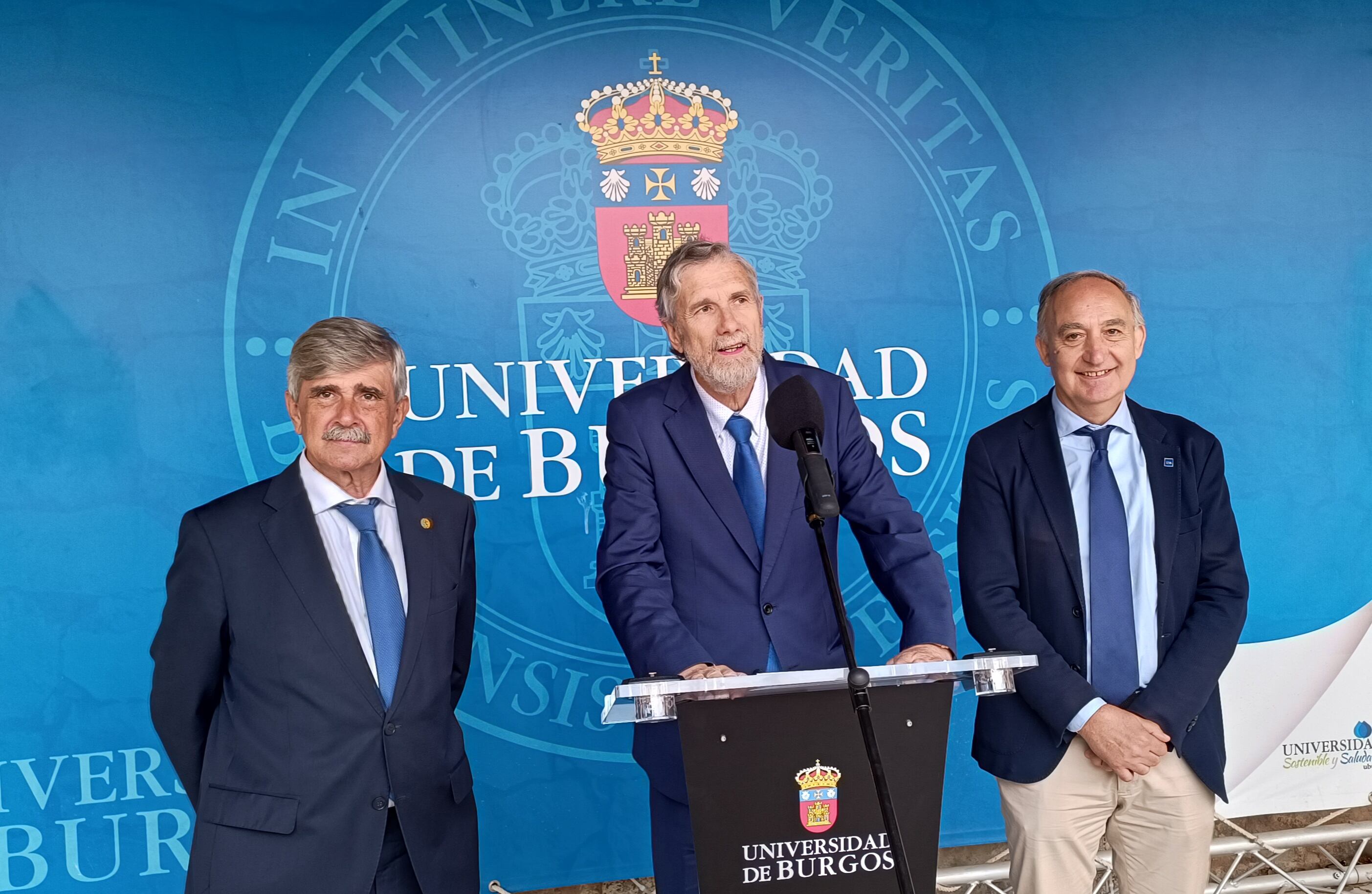 Los rectores de las universidades públicas de Burgos, Manuel Pérez Mateos, entre el de León, Francisco garcía (izda) y el de Valladolid, Antonio Largo