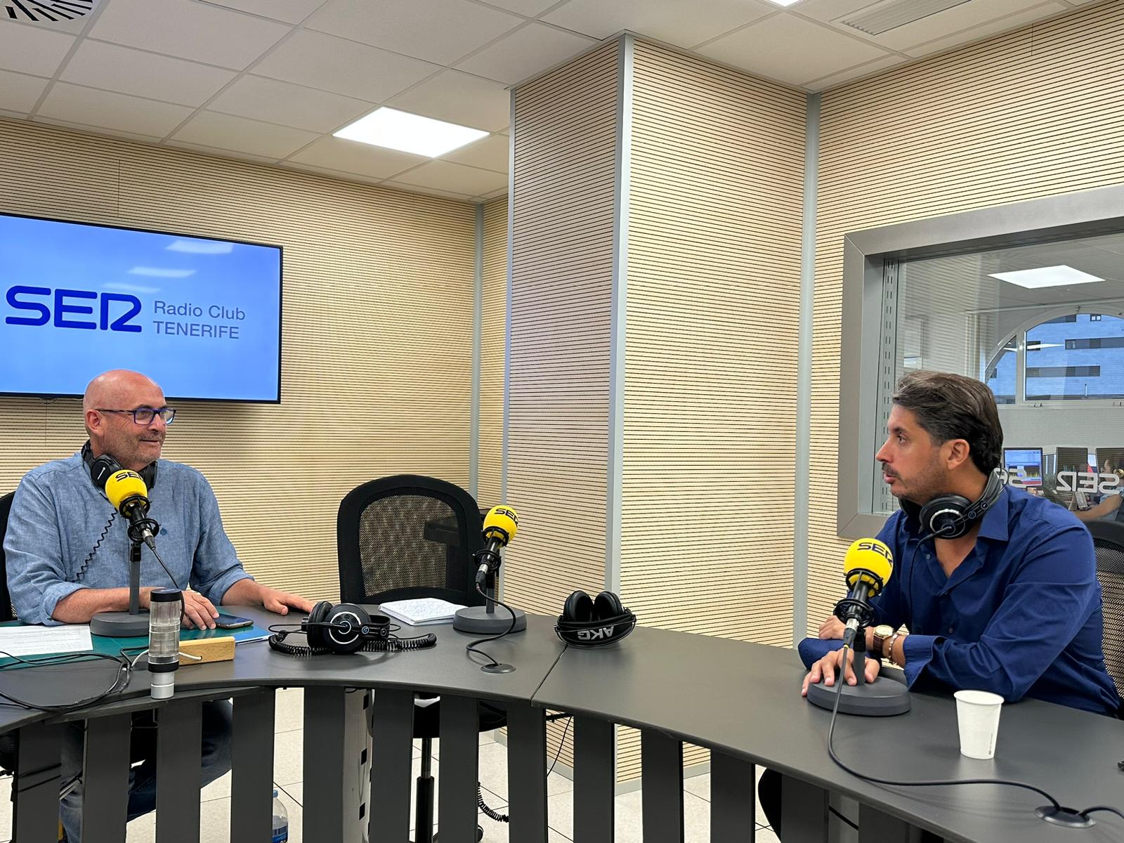 Juan Carlos Castañeda junto a Luis Yeray Gutiérrez en Radio Club Tenerife