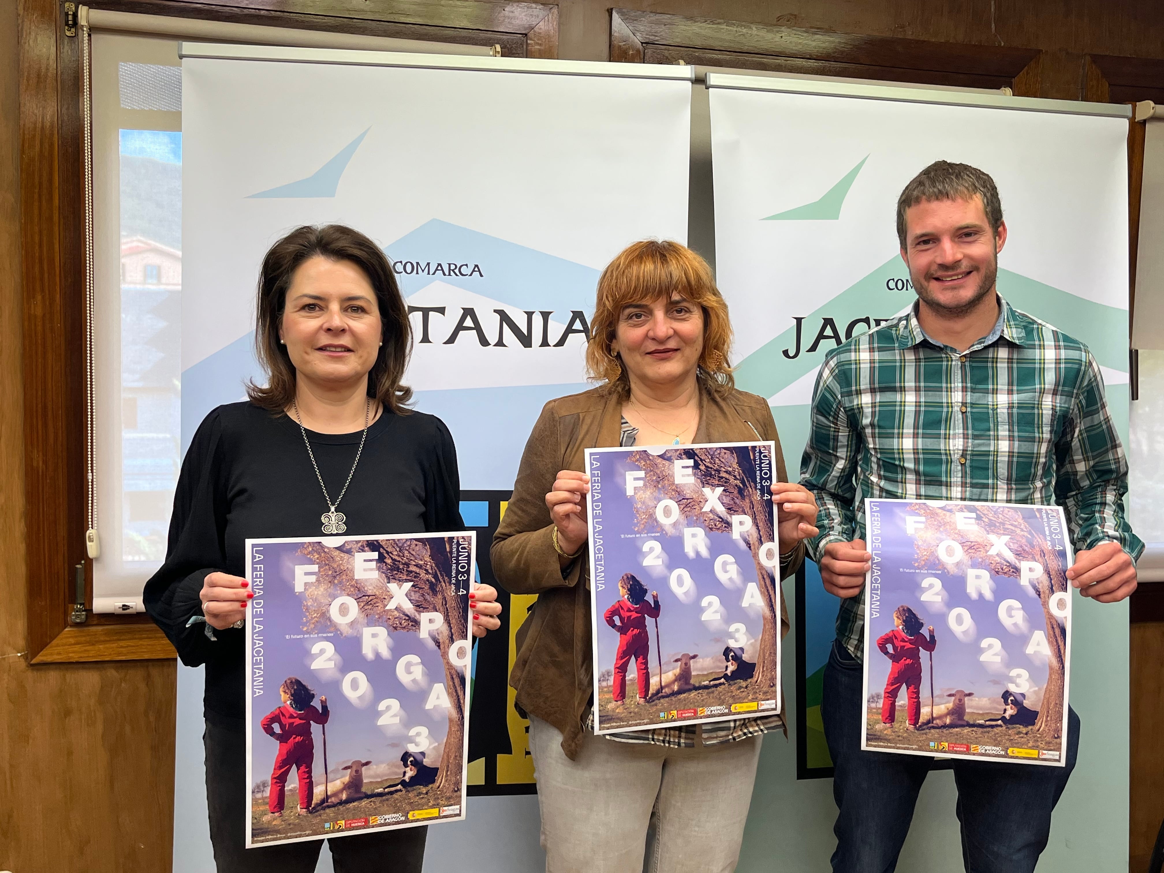 La presidenta de la Comarca, Montse Castán (centro) junto a la técnico responsable, María Brun, y el ganadero portavoz de UAGA Jacetania, Dani Lacasa