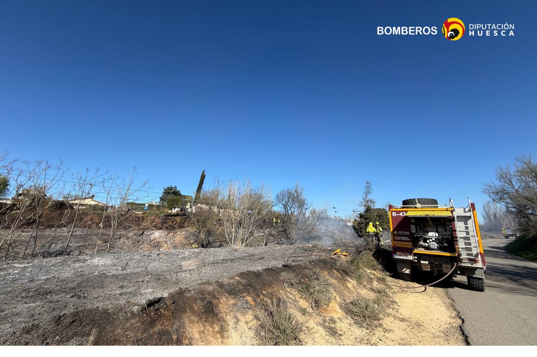 Incendio junto a la vía ferrea en Monzón