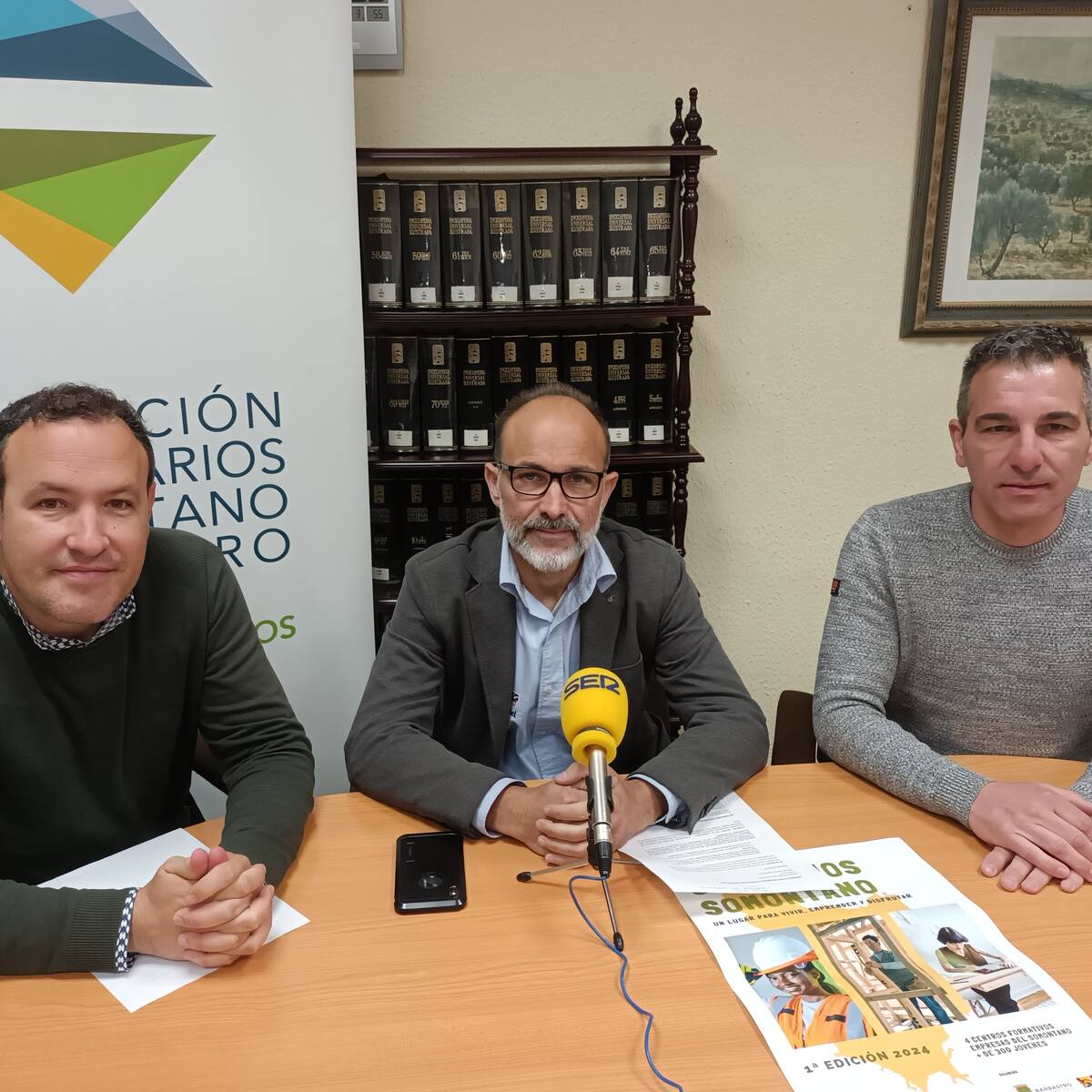 Los empresarios de Barbastro dan a conocer su actividad a los alumnos de secundaria