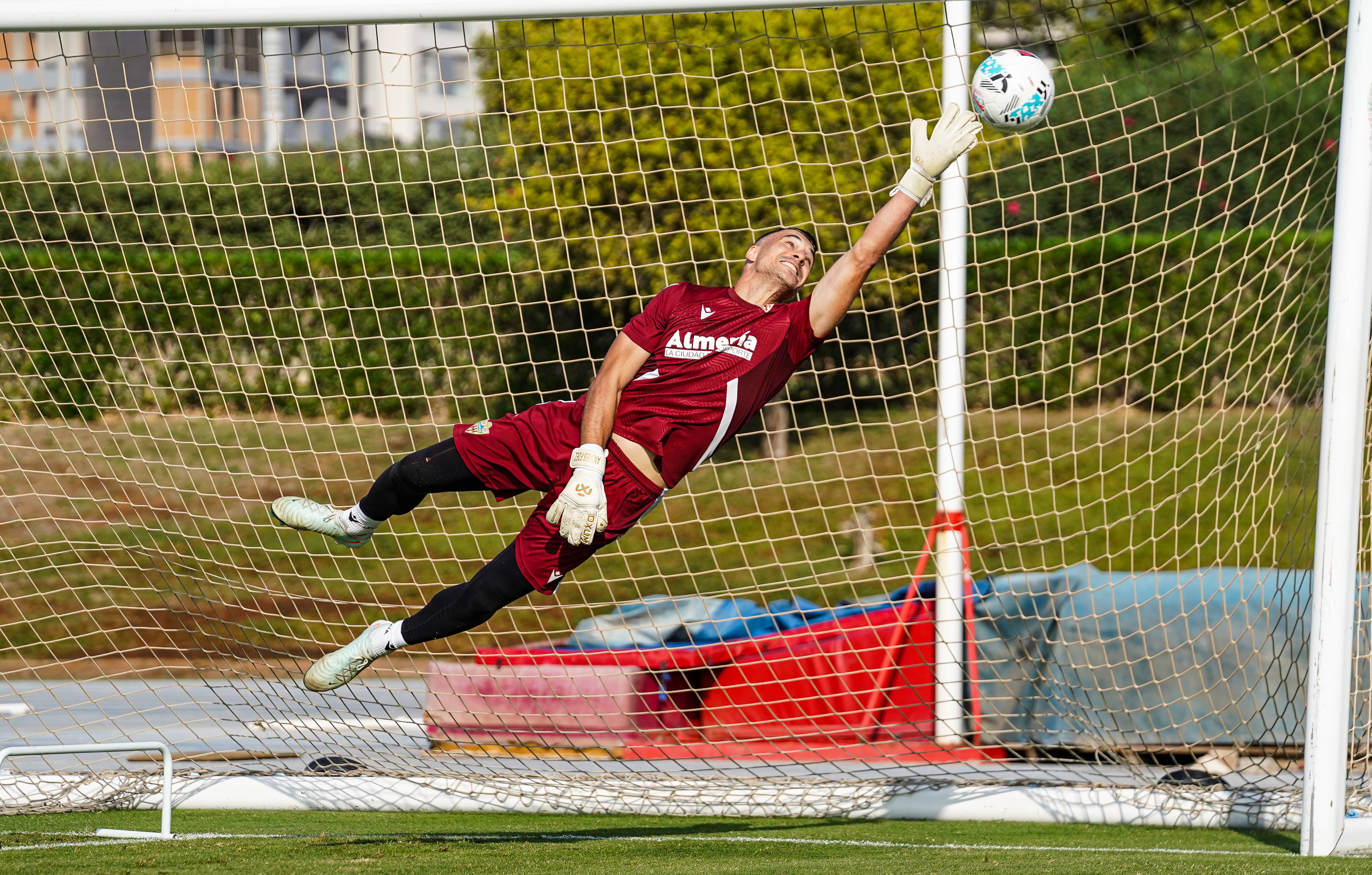 Tal vez sea el mejor portero de la Segunda División este curso en el fútbol de plata y lo tiene el Almería.