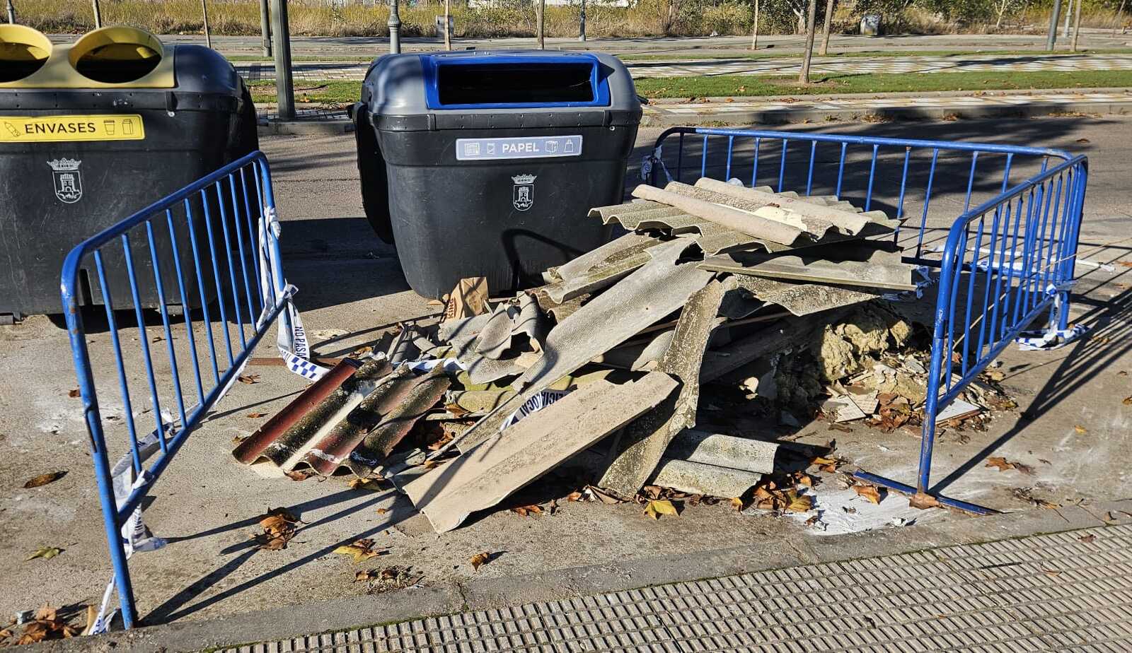 Vertido de amianto en el camino del Puntal de Talavera