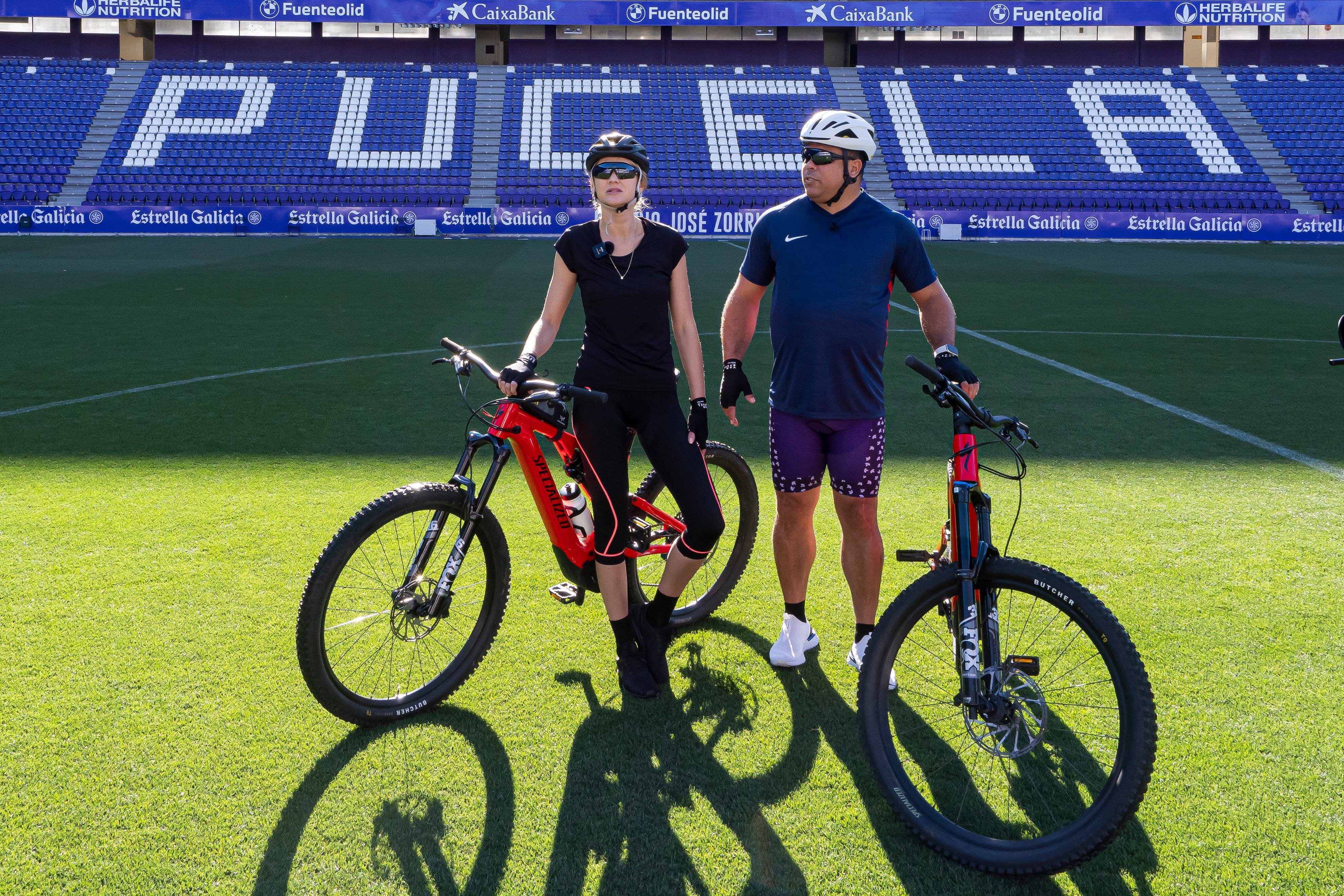 VALLADOLID, 05/06/2022.- El presidente del Real Valladolid, Ronaldo Nazário, cumple la promesa que hizo si el equipo ascendía a Primera División y recorrerá el Camino de Santiago en bici eléctrica, a lo largo de 4 etapas de unos 50-60 kilómetros cada día, con salida este domingo desde Valladolid y llegada el miércoles a la catedral de Santiago de Compostela. EFE/R. García
