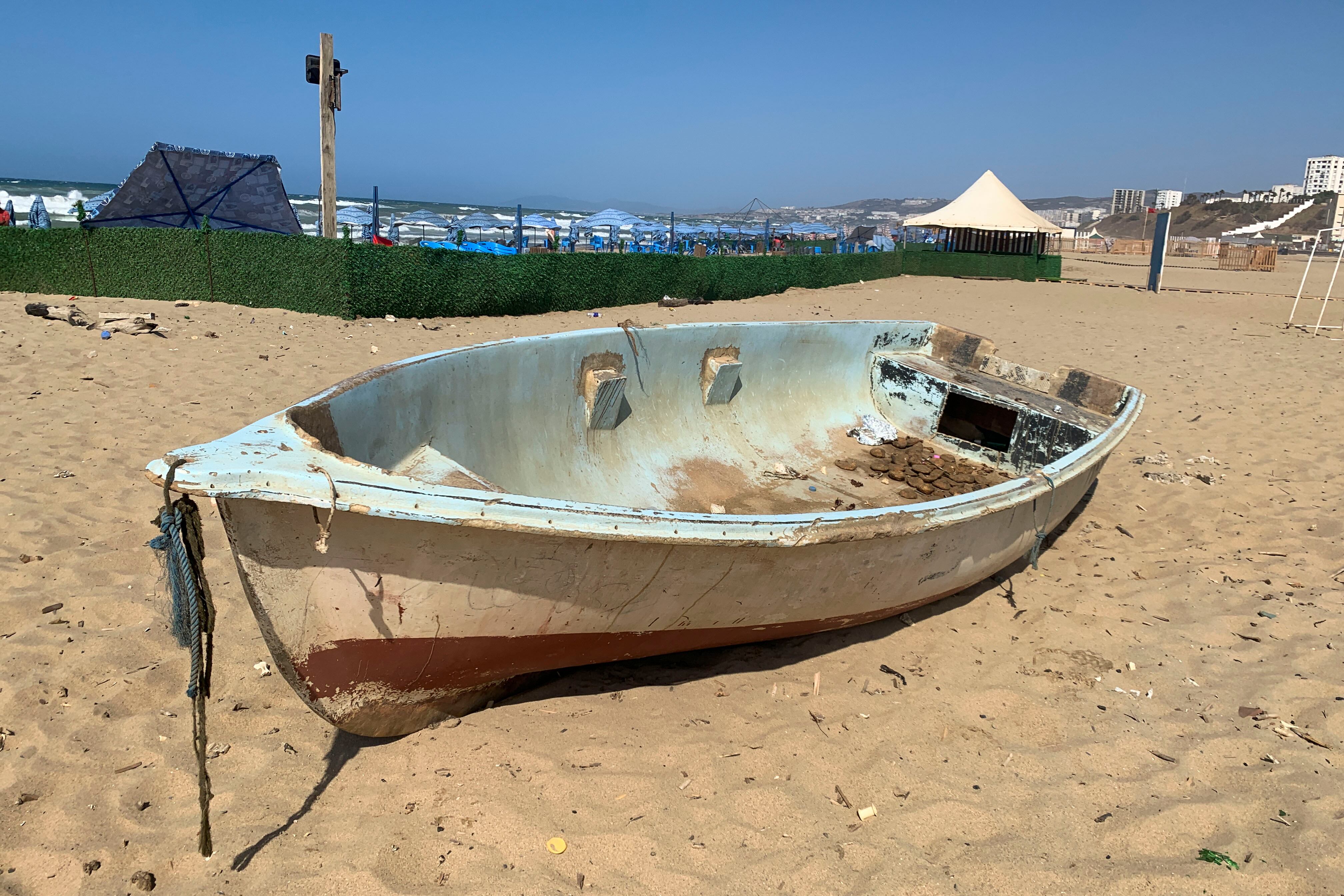 PALMA, 05/08/2025.- Adel y Alilou salieron de Argelia en sendas pateras en 2020 y 2022. De la primera y de sus pasajeros no quedó rastro; la segunda fue rescatada sin dos personas. Años después, sus familias se aferran aún a la esperanza de que sigan vivos: nadie les puede demostrar lo contrario. Es el silencio al que se enfrentan los seres queridos de miles de migrantes desaparecidos tras lanzarse al mar en su intento de llegar a Europa, como relatan a EFE los hermanos de Adel y Alilou. En la ruta argelina, cuyo destino final es Baleares y el sureste peninsular, en el Mediterráneo, murieron en 2024 al menos 517 personas, según el balance anual del colectivo Caminando Fronteras. Entre enero y mayo de 2025 los fallecidos son 328, casi el doble que en el mismo periodo del año pasado, cuando naufragaron 175 personas. EFE/ Leila Zaimi
