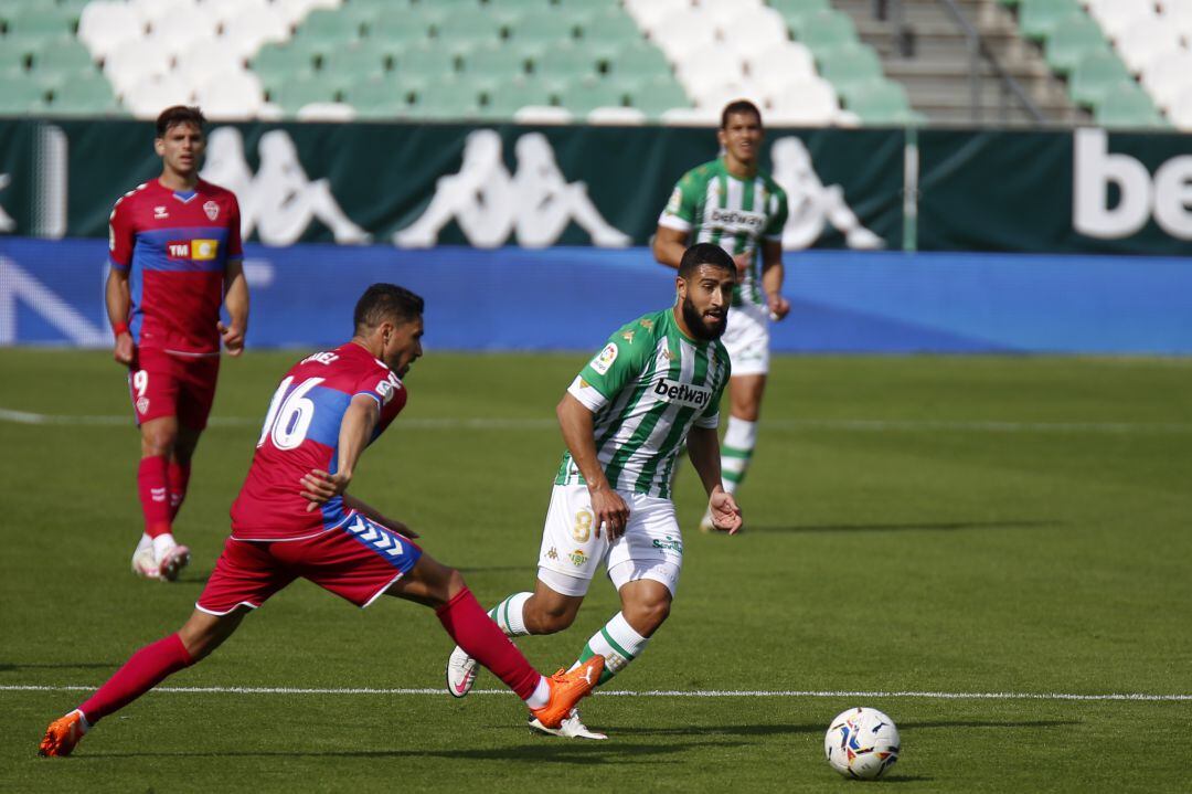 El jugador del Elche, Fidel Chaves, trata de impedir la progresión de Fekir