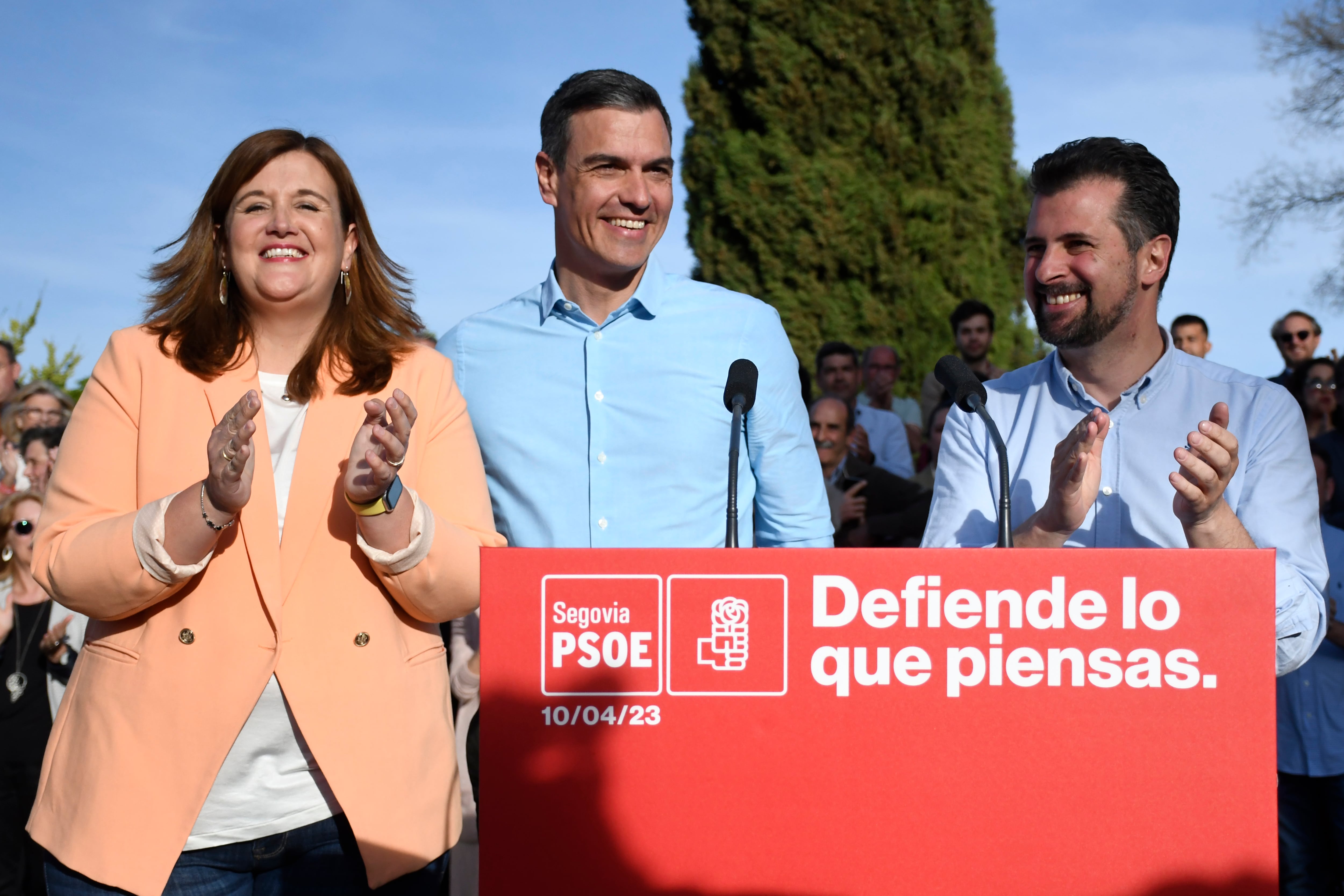 SEGOVIA, 10/04/2023.- El presidente del Gobierno y secretario general del PSOE, Pedro Sánchez (c) junto a la candidata socialista a la alcaldía de Segovia, Clara Martín, y el secretario general de los socialistas de Castilla y León, Luis Tudanca este lunes durante un acto del partido en Segovia. EFE/ PABLO MARTIN