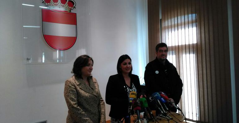 Patricia Franco (izquierda) con Maite Fernández y José Antonio Alcaide