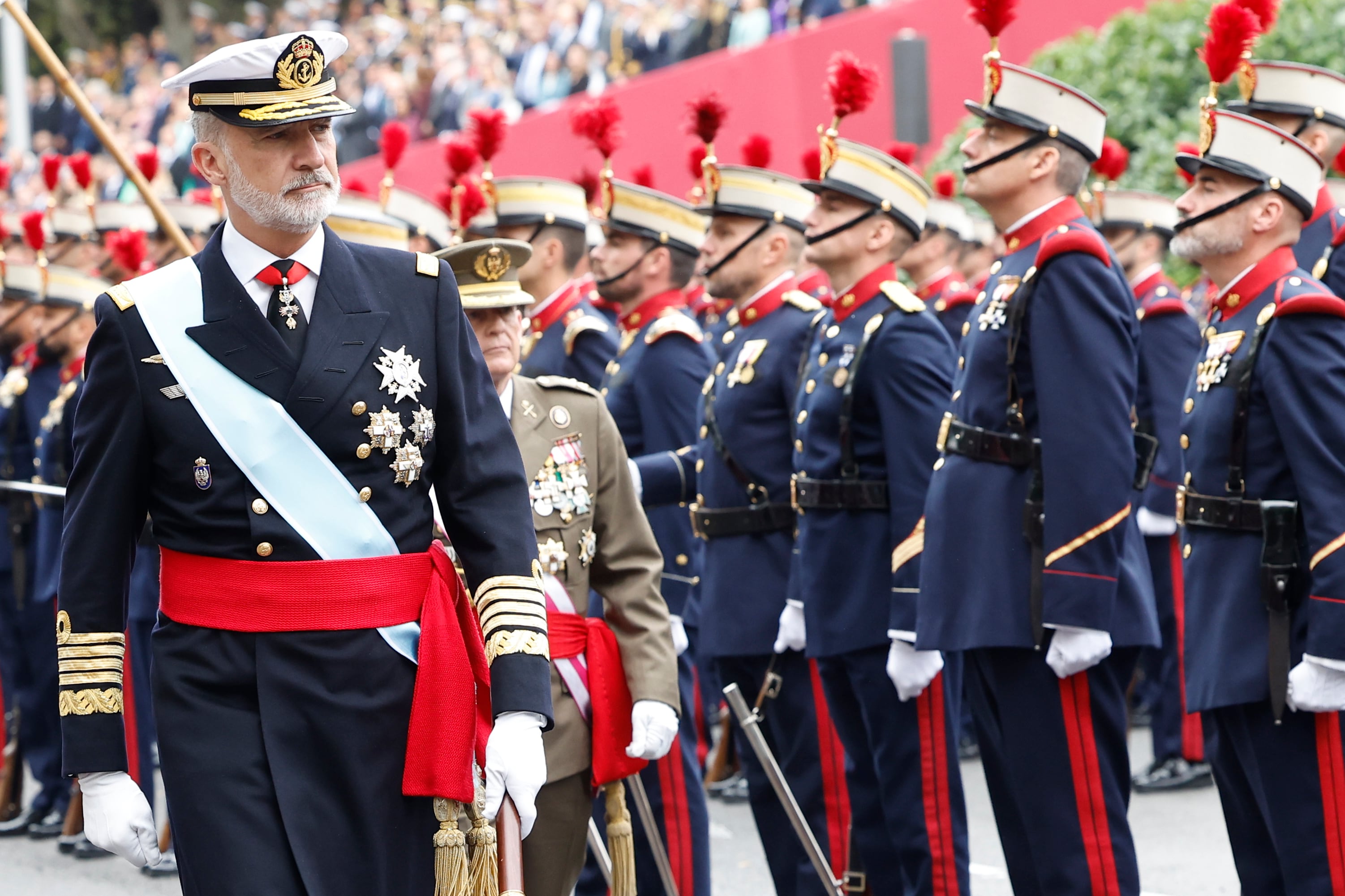 El rey Felipe VI pasa revista a la Guardia Real al inicio del desfile de las Fuerzas Armadas con motivo de la Fiesta Nacional este domingo en Madrid.