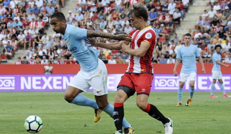 Danilo se lleva un balón ante la presión de Marc Muniesa