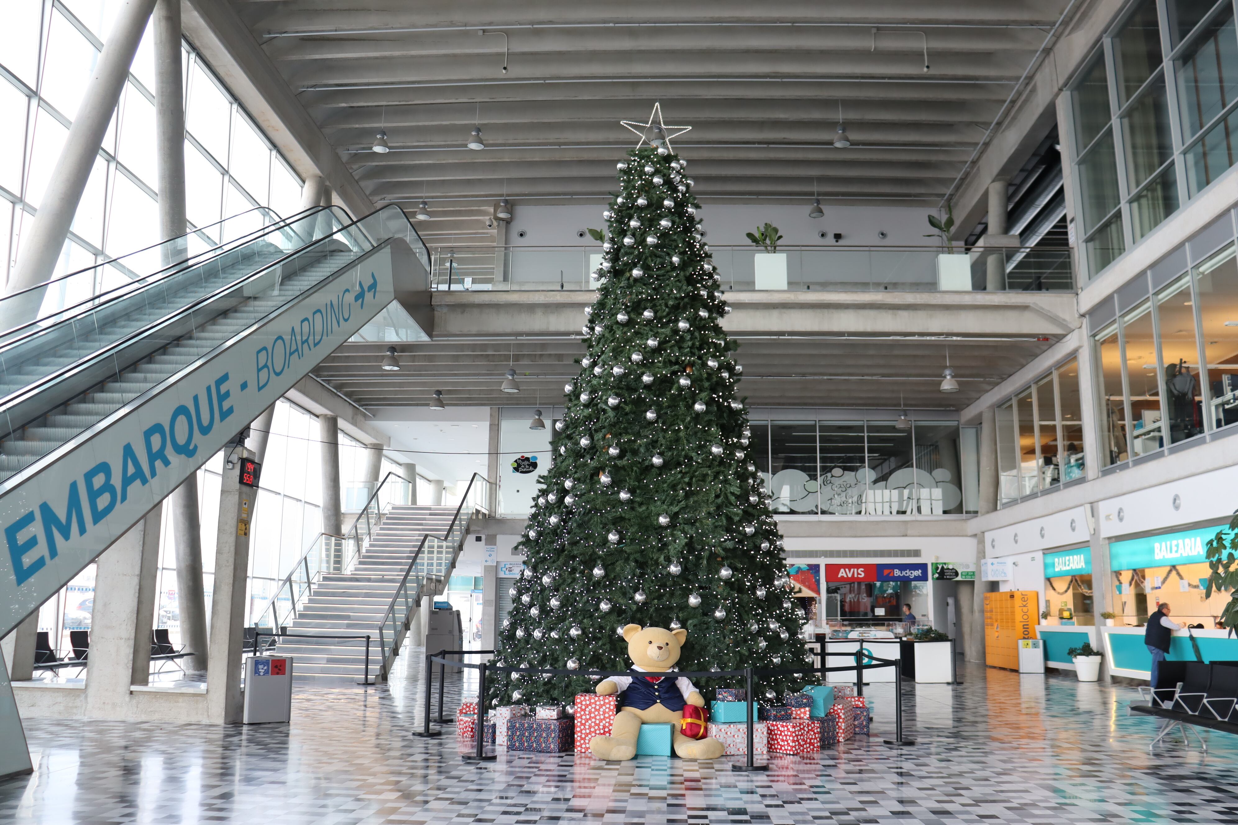 Árbol de Navidad en la estación marítima Baleària Port, en Dénia.