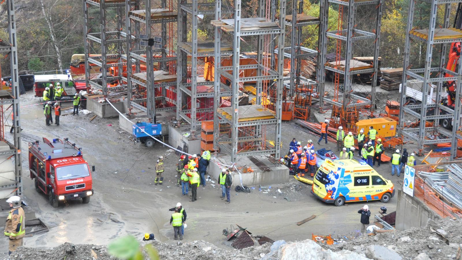 Els equips d&#039;emergències intervenint en l&#039;accident mortal de fa 13 anys al viaducte en contrucció del túnel dels Dos Valires.